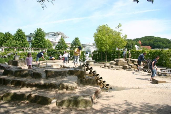 Wasserspielplatz Binz mit Kind
